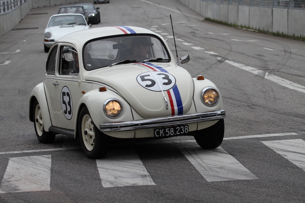 Selveste Herbie deltog også som et sjovt indslag. Den bil med den ikoniske udsmykning huskes stadig den dag i dag.
(Foto: Motorsporten.dk)